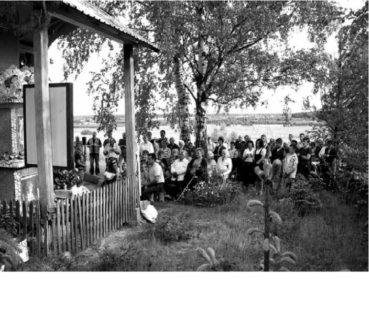 Zgromadzeni na modlitwie mieszkańcy okolicznych wiosek oraz podrzeszowskiej Łąki.  Wielu z nich pamięta jeszcze wydarzenia z 1949 roku. Fot. B. Popek